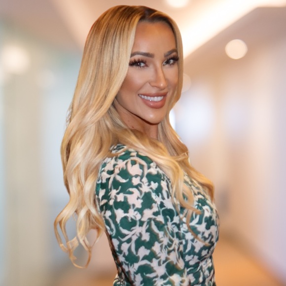 Meet your Posher, Claire - Picture 1 of 1